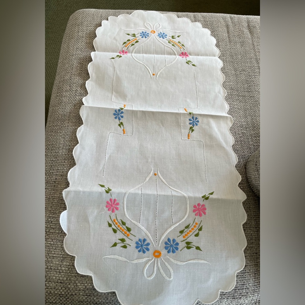 Vintage colorful Linen Table Runner Embroidered Floral Flowers Scalloped Edge